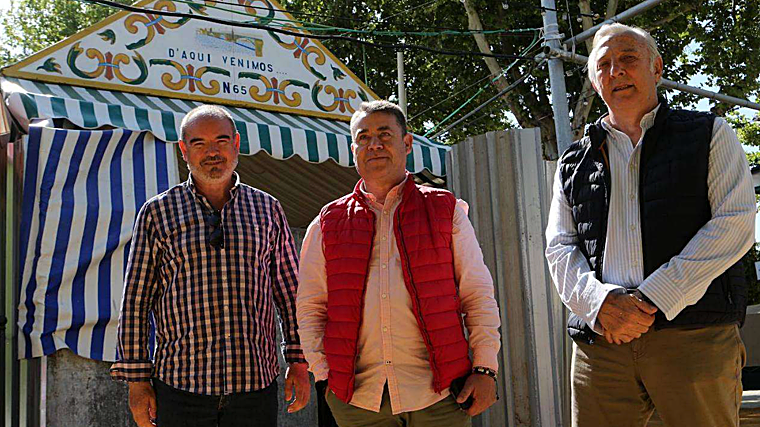 José Manuel Acuña, Carlos Ruiz y Artemio Martín, socios de la caseta 'D'Aquí venimos...'