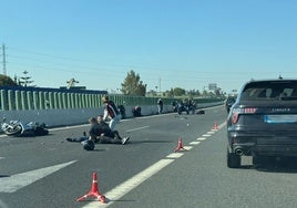Aparatoso accidente entre motoristas en el desdoble de la A4 entre Los Palacios y Dos Hermanas