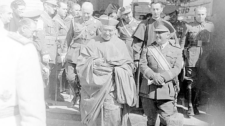 El cardenal Segura y Franco en Sevilla durante la inauguración del Sagrado Corazón