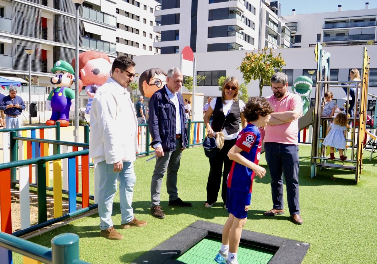 El alcalde de Sevilla, José Luis Sanz, en la inauguración del parque de la Plaza Antinoo