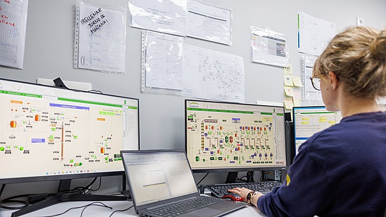 Una empleada de Catalyxx en las instalaciones de esta empresa en La Rinconada