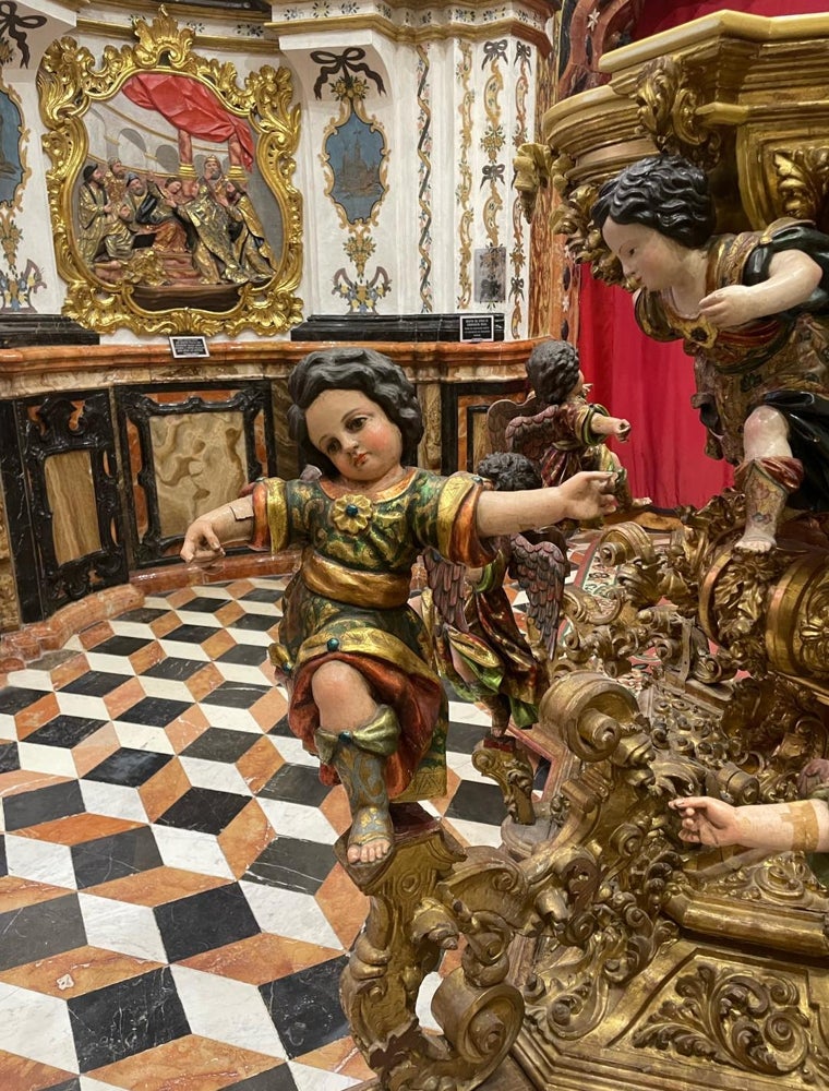 Detalle de la peana de la Virgen de los Remedios y de parte del camarín