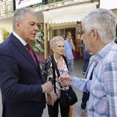 José Luis Sanz hablando con vecinos del Polígono San Pablo