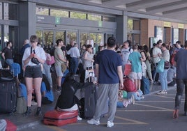 Pasajeros a las puertas de la Estación de Santa Justa ante la suspensión de la red ferroviaria