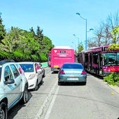 Autobuses de las líneas C1 y C2 de Tussam por la avenida América Vespucio de la Cartuja