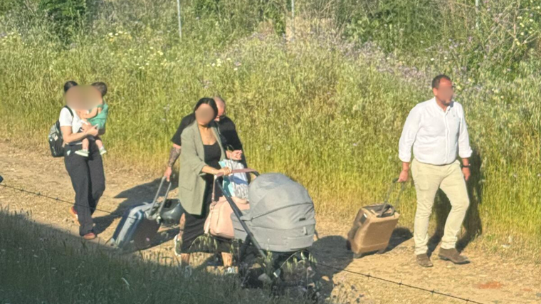 Personas desalojadas de un tren Iryo en Brenes
