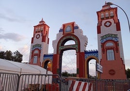 Así es la Portada de la Feria de Sevilla 2025: ¿en qué edificio está inspirado?