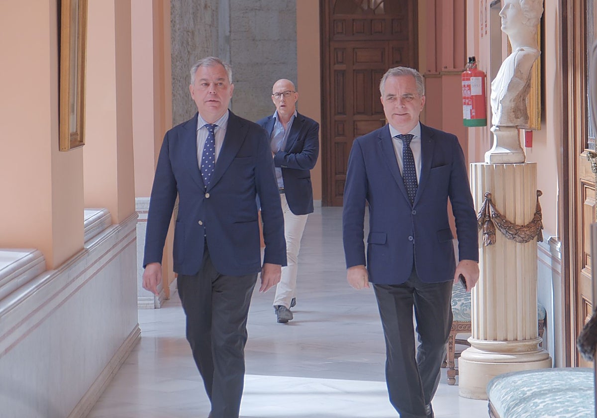 El alcalde de Sevilla, José Luis Sanz junto al delegado de Hacienda, Juan Bueno