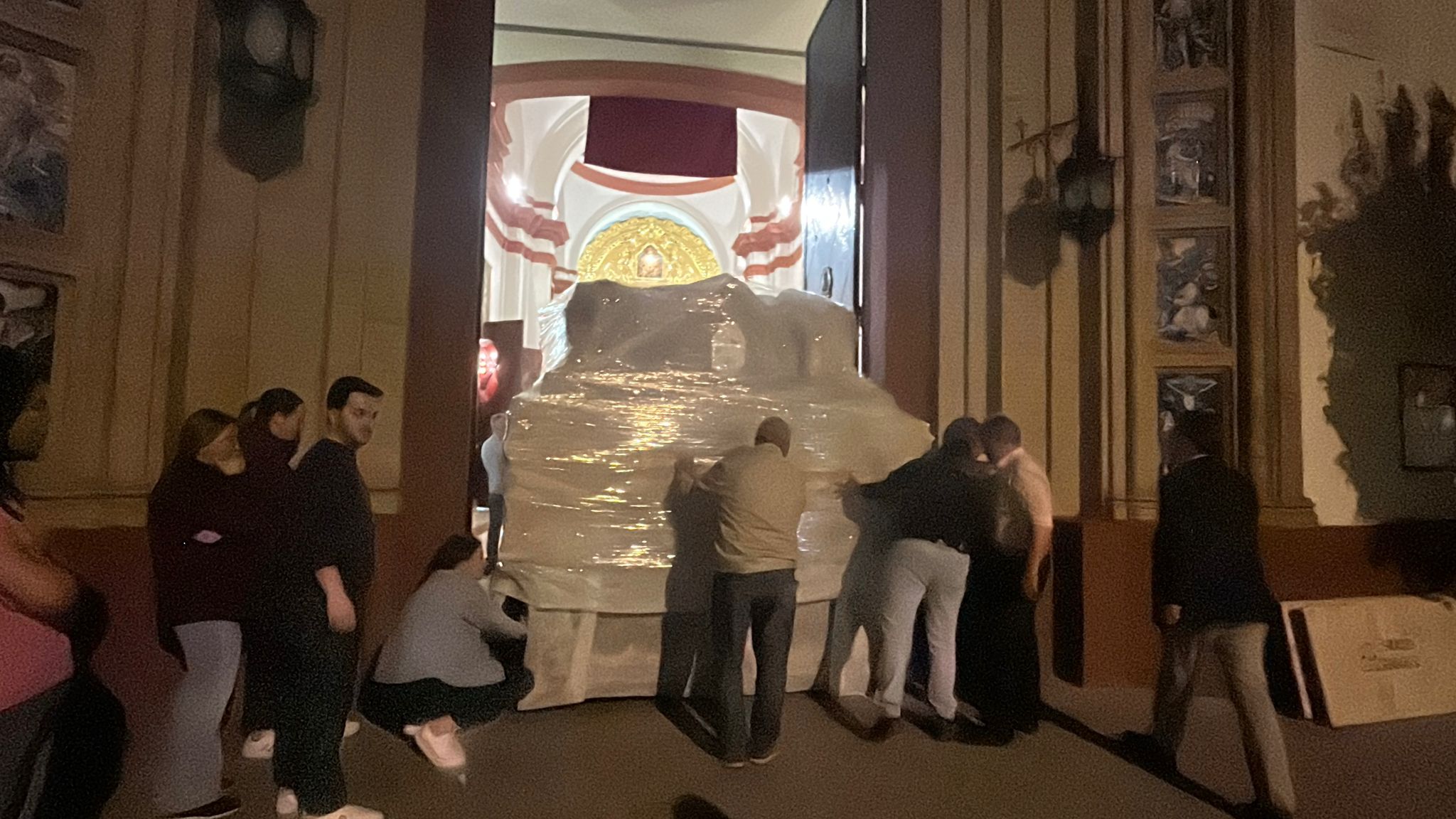 Los preparativos para el traslado del paso del Cachorro a Roma, en imágenes