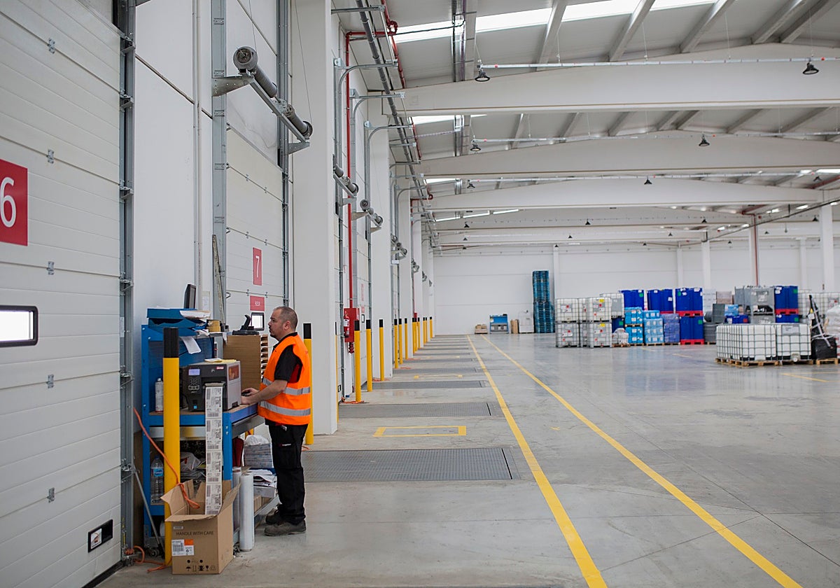Interior de una de las naves logísticas de la ZAL de Sevilla