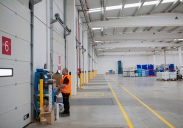 Interior de una de las naves logísticas de la ZAL de Sevilla