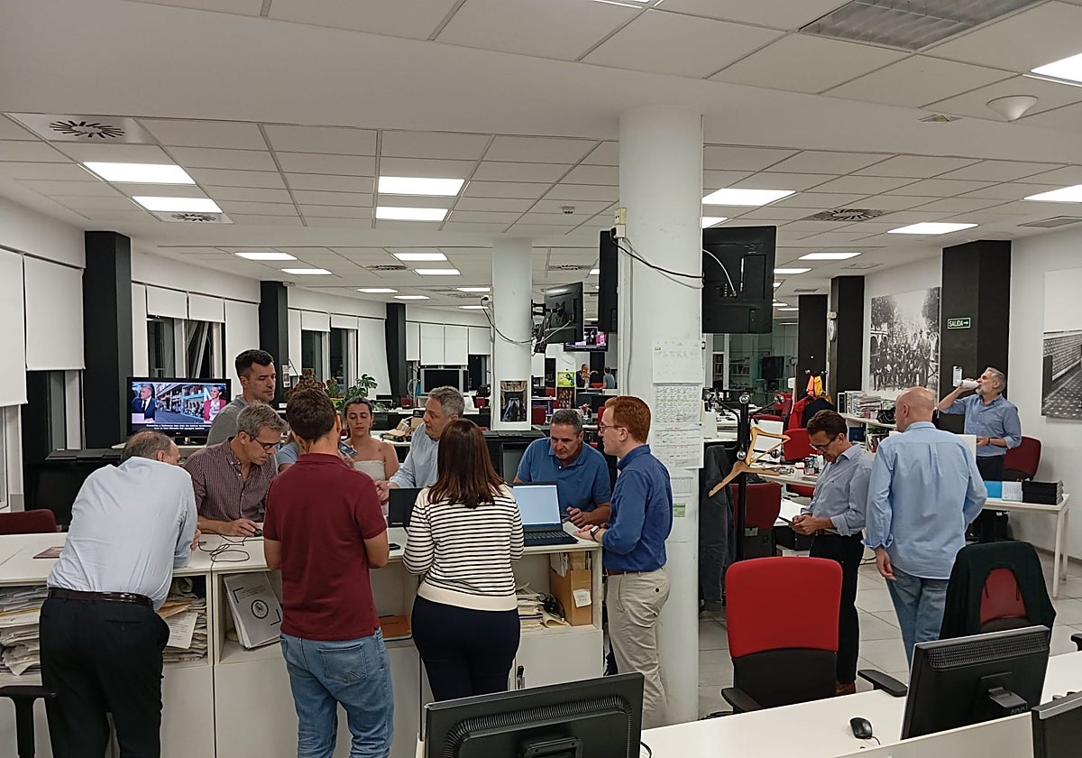 Equipo de ABC de Sevilla durante el cierre del periódico en la noche del gran apagón