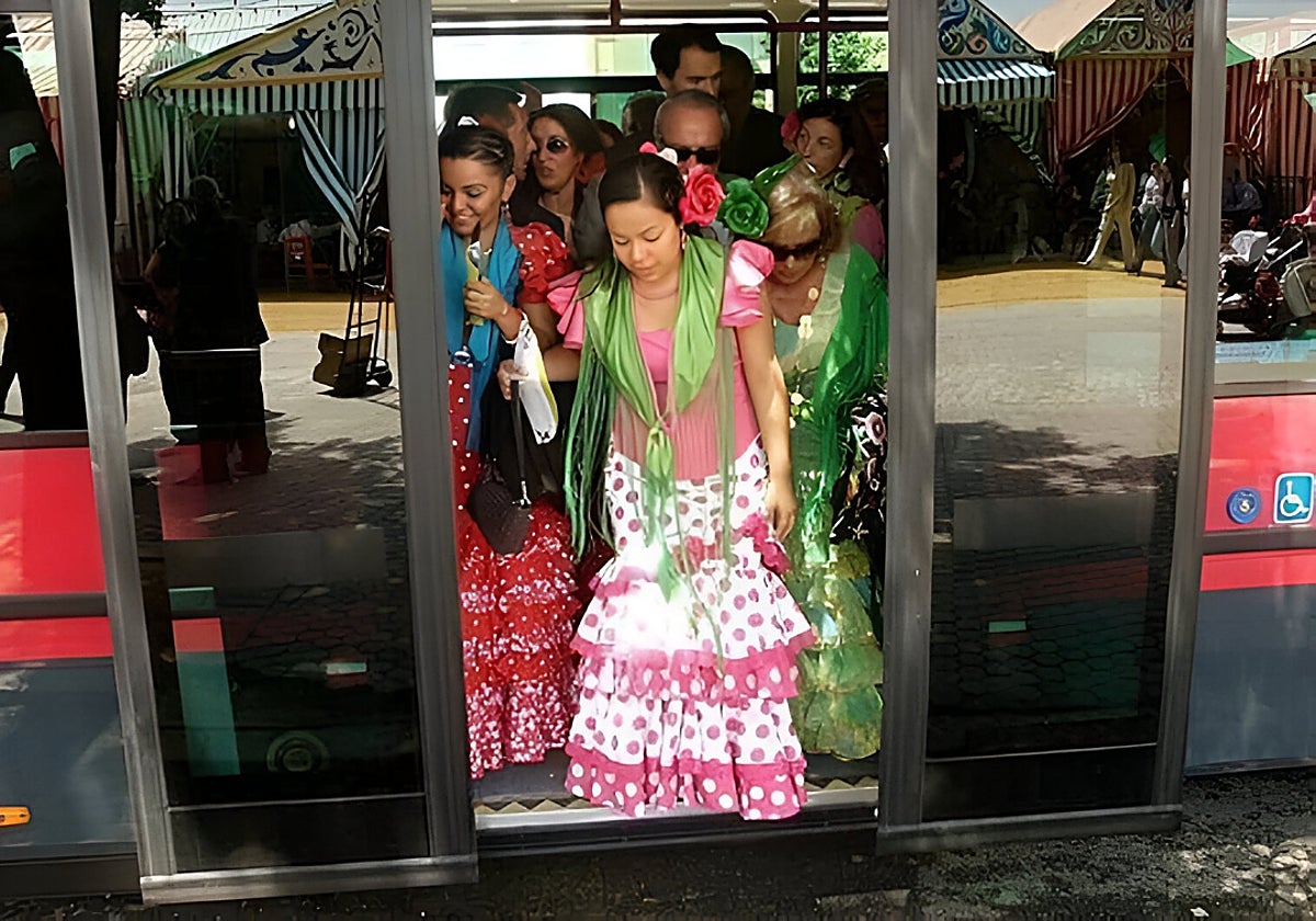 Mujeres vestidas de flamencas en el autobús Especial Feria