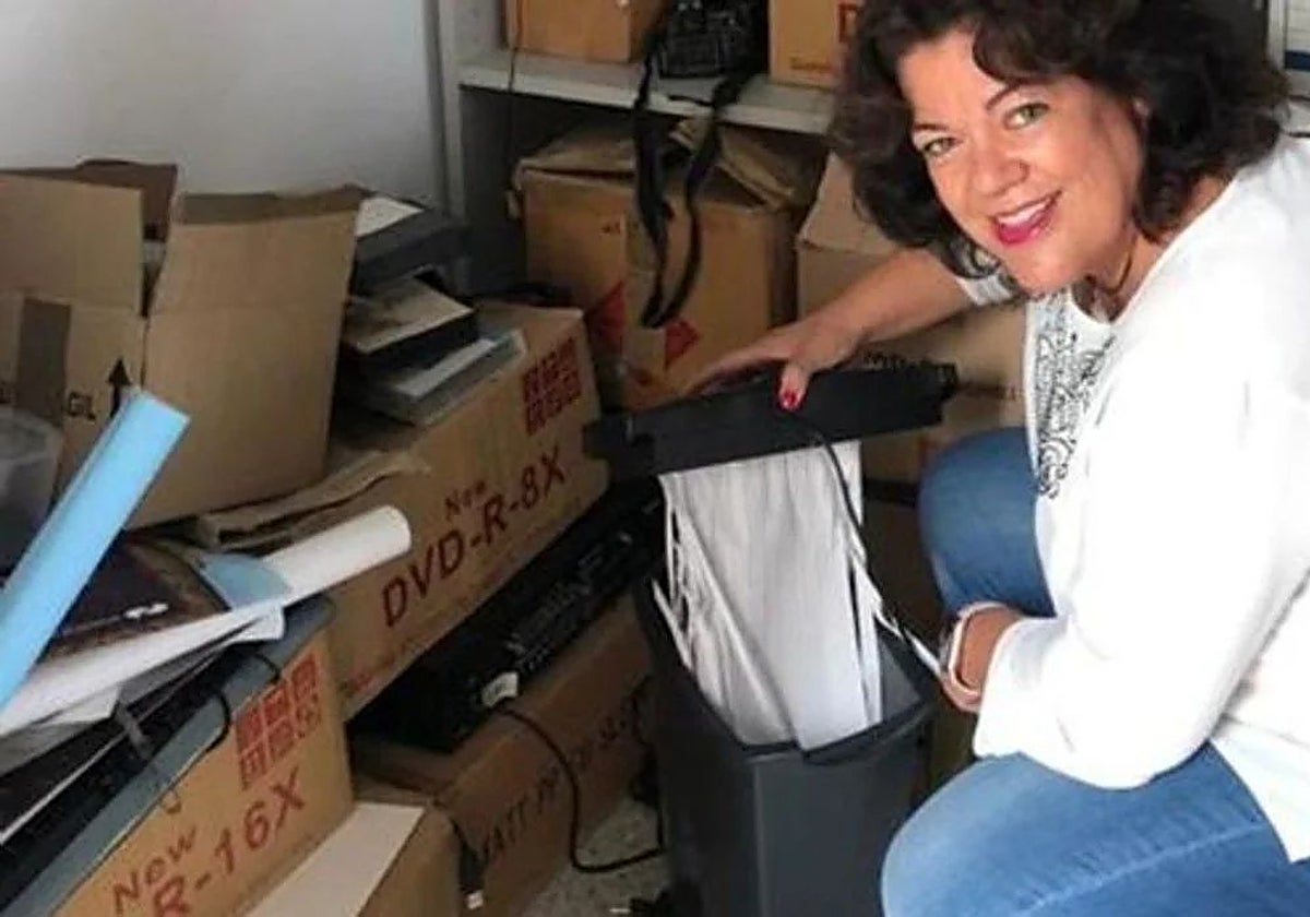 La rotura de la trituradora permitió a la alcaldesa, María Eugenia Moreno, descubrir los papeles de Huévar