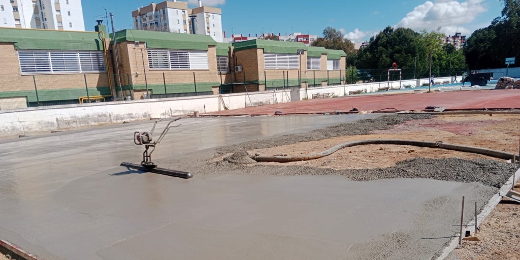 El Ayuntamiento transforma un solar abandonado del colegio Jorge Juan y Ulloa en un nuevo patio multifuncional