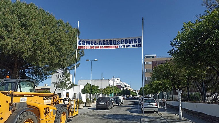 Otra de las pancartas colocadas por todo el pueblo de Burguillos