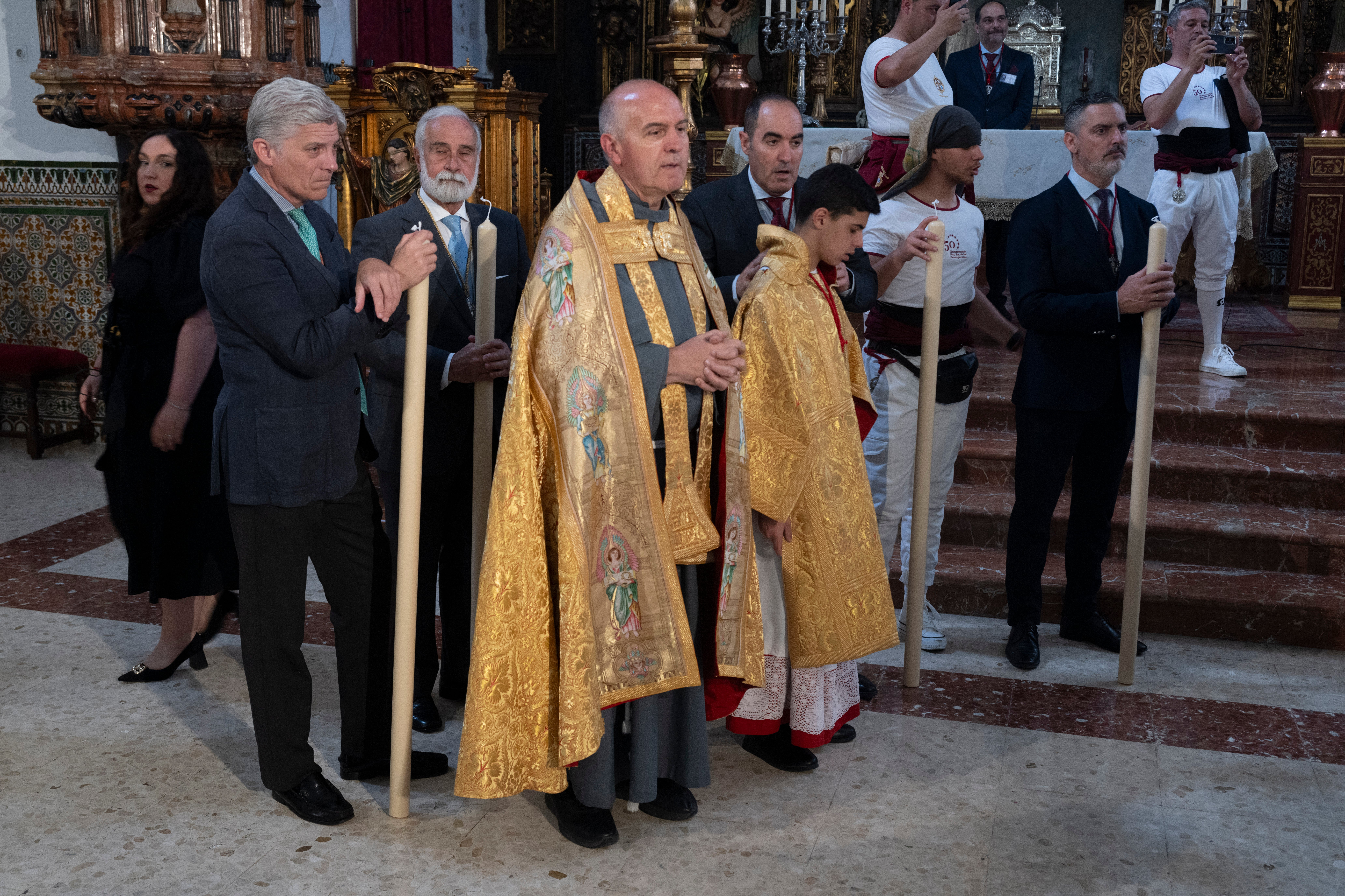 El traslado de la Virgen de los Desamparados del Alcosa, en imágenes