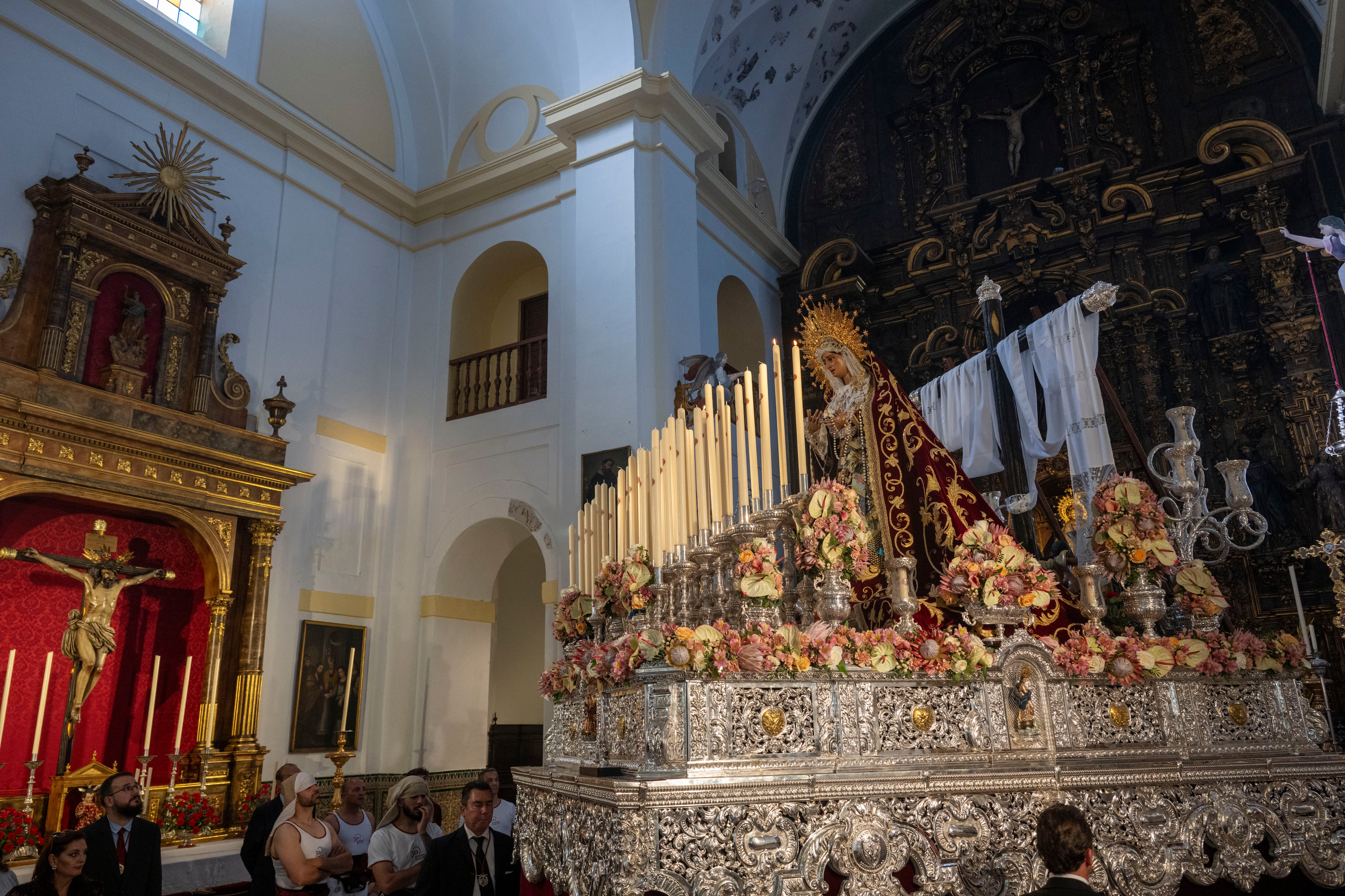 El traslado de la Virgen de los Desamparados del Alcosa, en imágenes