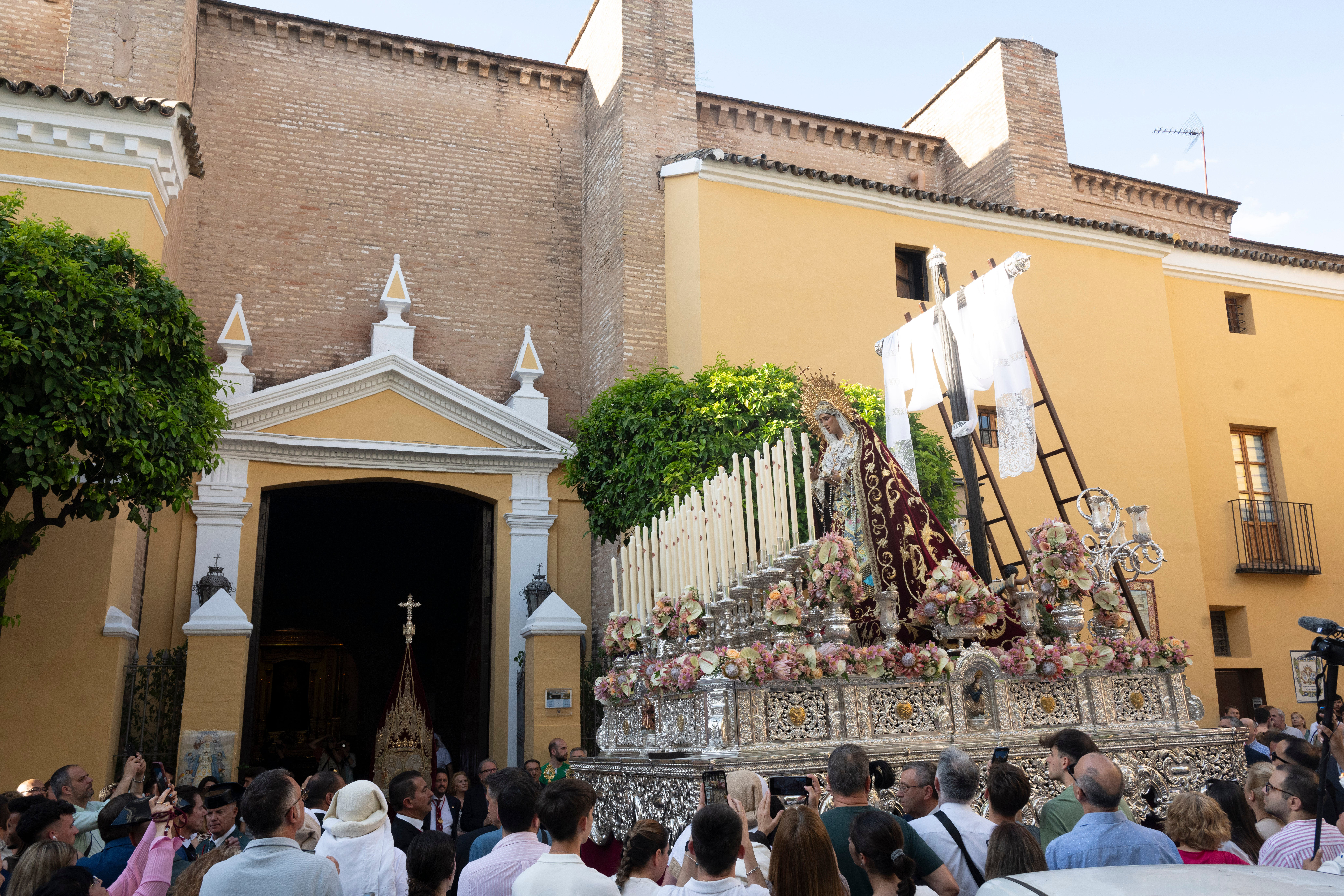 El traslado de la Virgen de los Desamparados del Alcosa, en imágenes