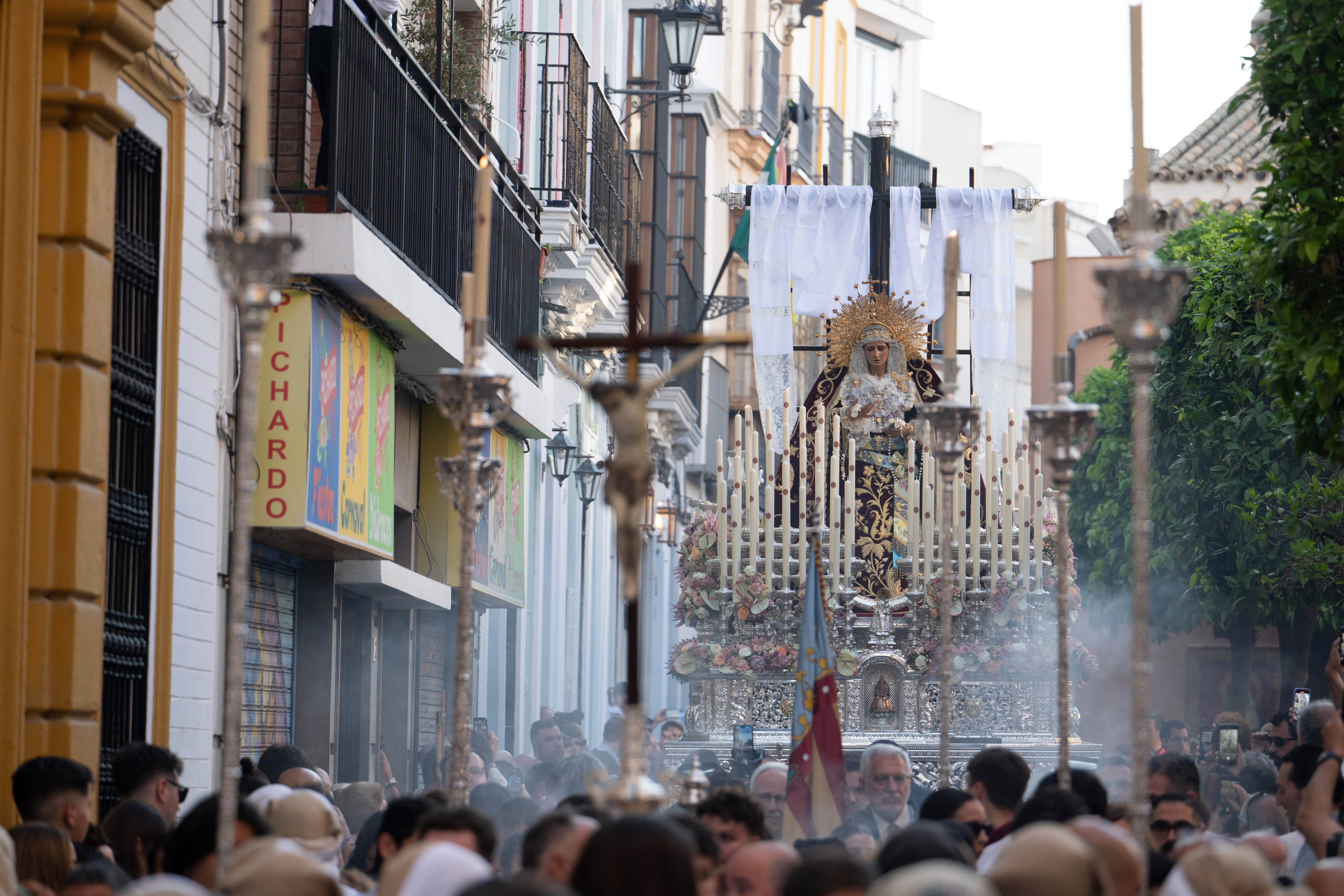 El traslado de la Virgen de los Desamparados del Alcosa, en imágenes