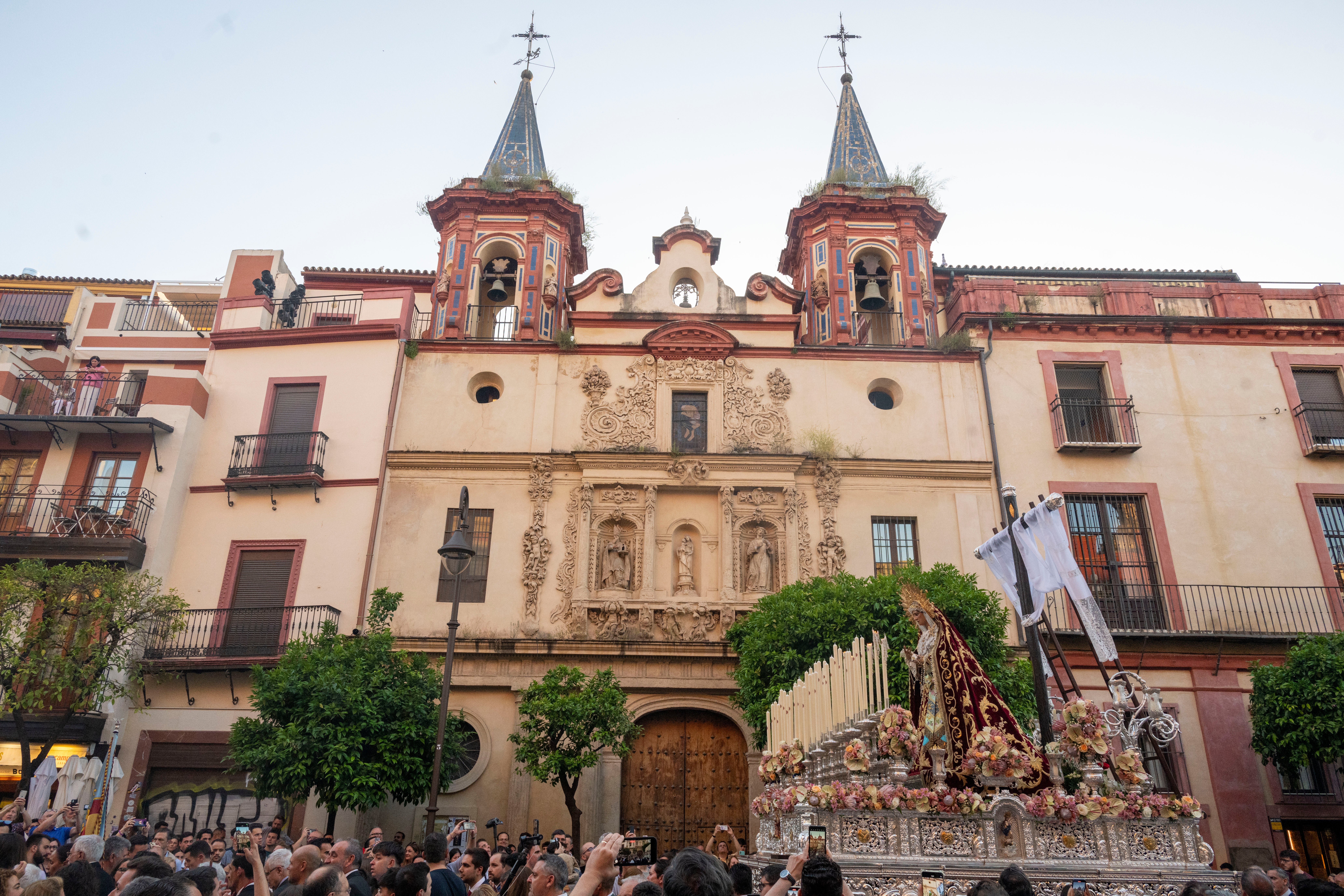 El traslado de la Virgen de los Desamparados del Alcosa, en imágenes