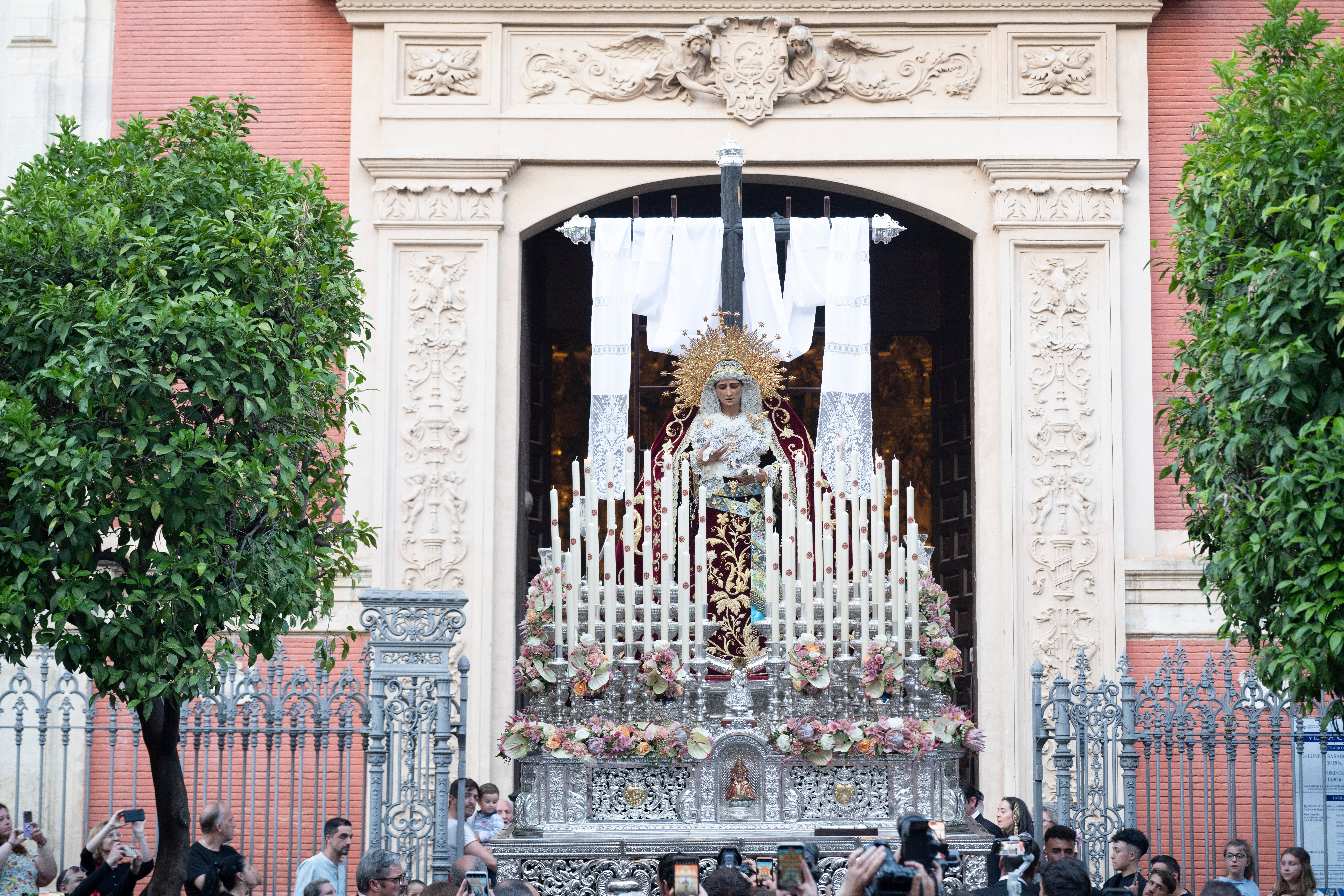 El traslado de la Virgen de los Desamparados del Alcosa, en imágenes
