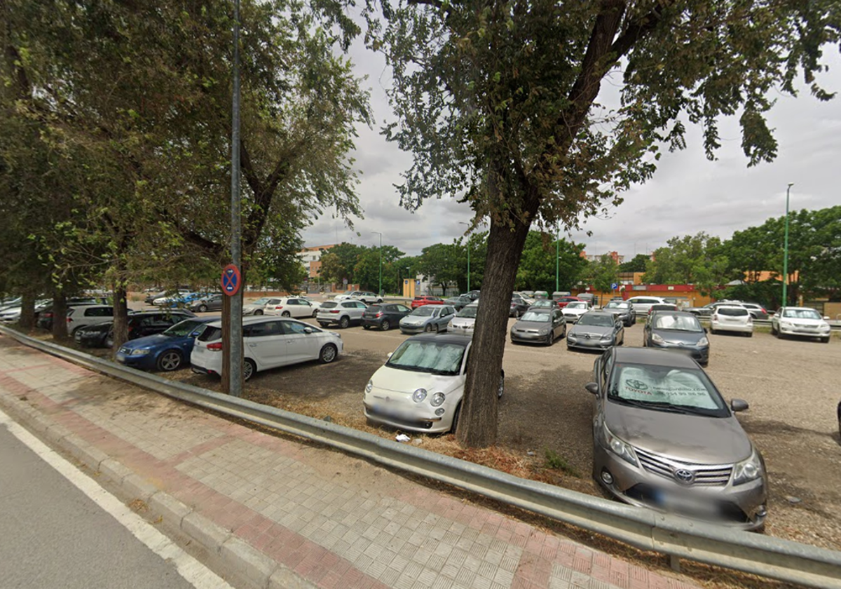 Aparcamiento gratuito en la Avenida Blas Infante, cerca del Real de la Feria