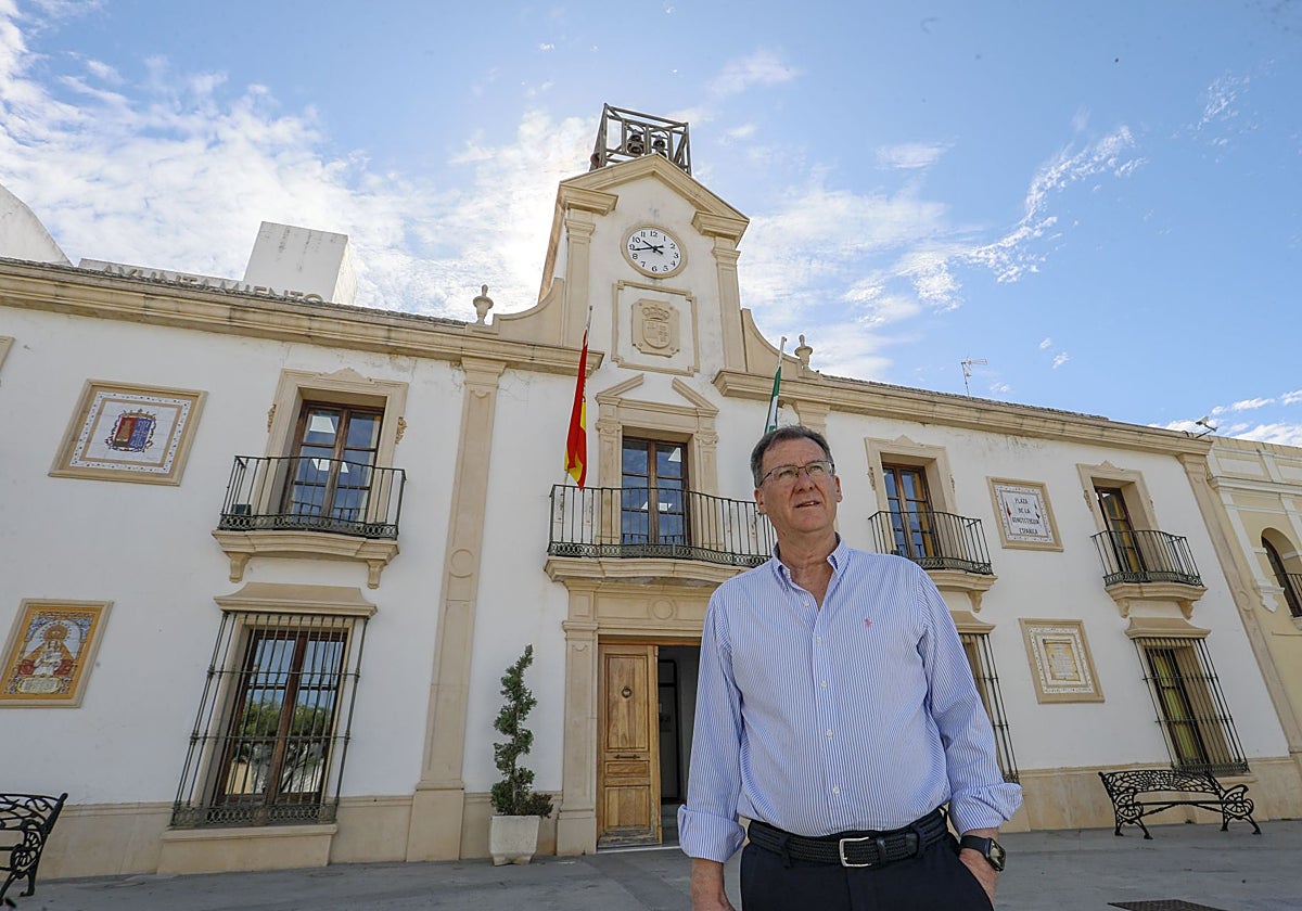 Domingo Delgado, alcalde de Burguillos, delante del Ayuntamiento