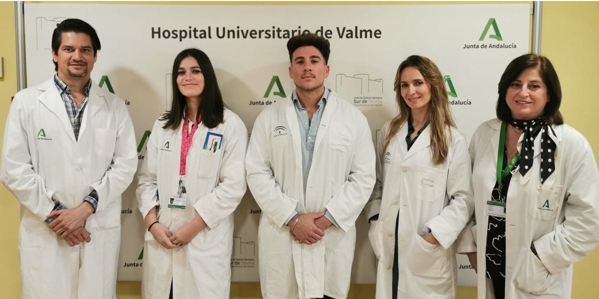 Los médicos y residentes premiados: Luis Eduardo Alarcón, Andrea Castro, Adrián Rosales, Laura García y Cayetana Sánchez