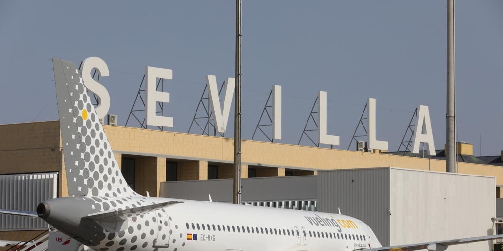 Vueling operará 300 vuelos en el aeropuerto de Sevilla durante la semana de Feria