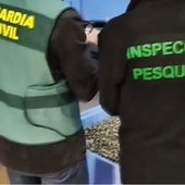 Un agente de la Guardia Civil y un funcionario de la inspección de la Junta junto a la mercancía intervenida