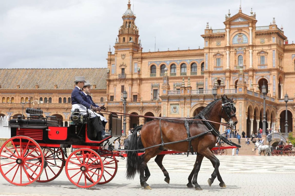 Paseo de los enganches por El Prado, San Telmo y la Plaza de España