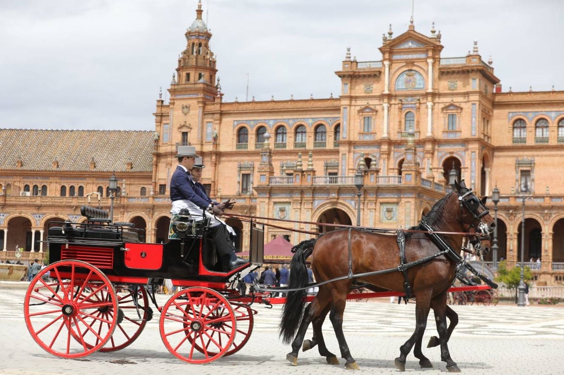 Paseo de los enganches por El Prado, San Telmo y la Plaza de España