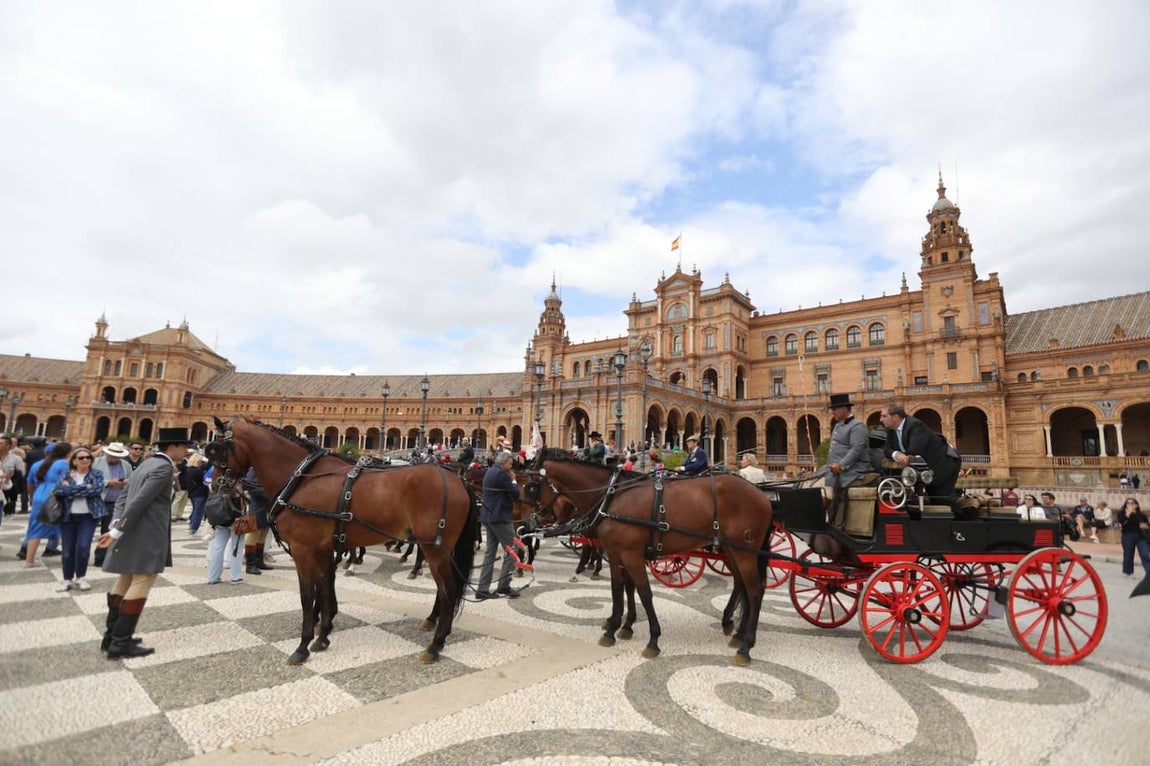 Paseo de los enganches por El Prado, San Telmo y la Plaza de España