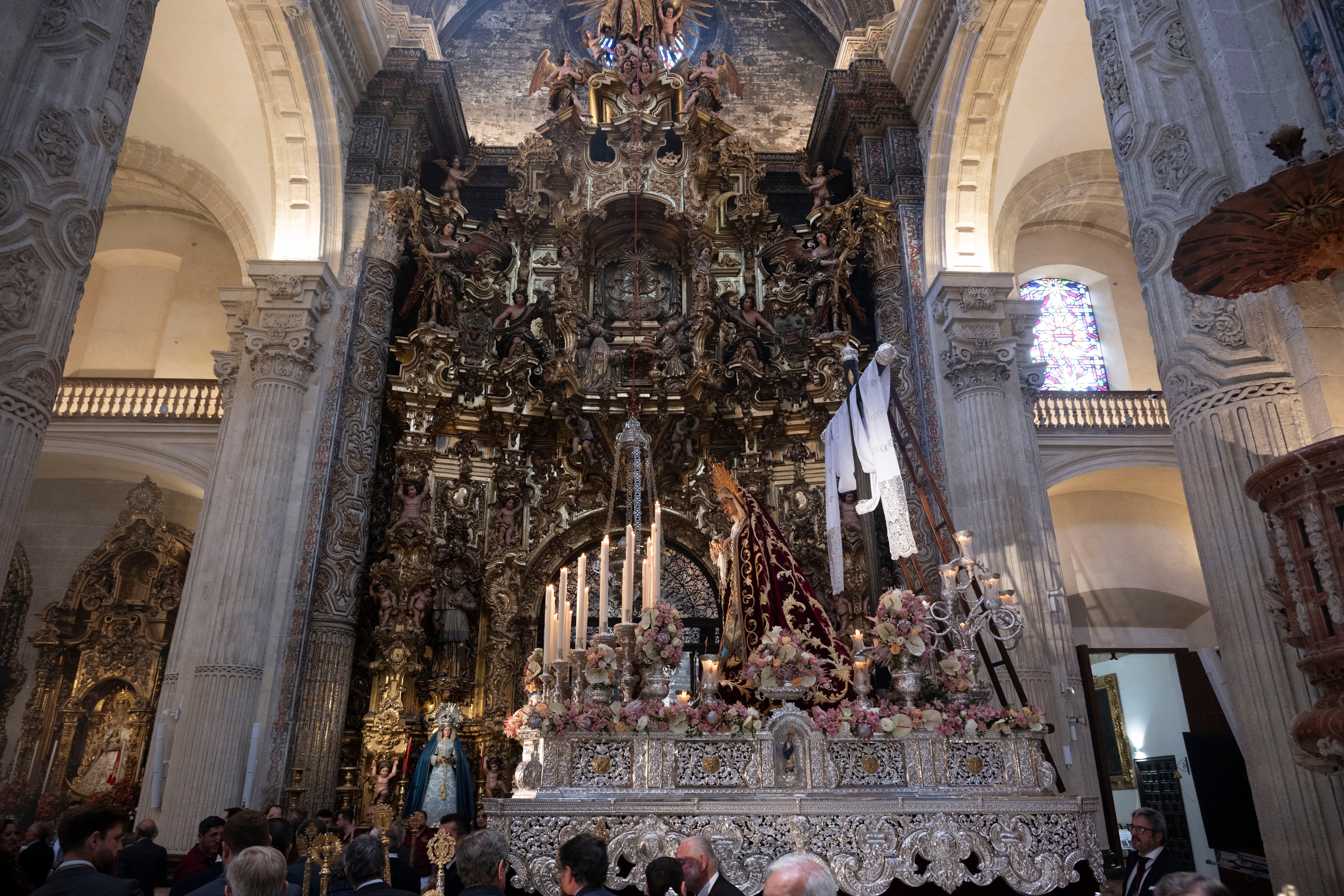 Procesión extraordinaria de la Virgen de los Desamparados de Alcosa, en imágenes