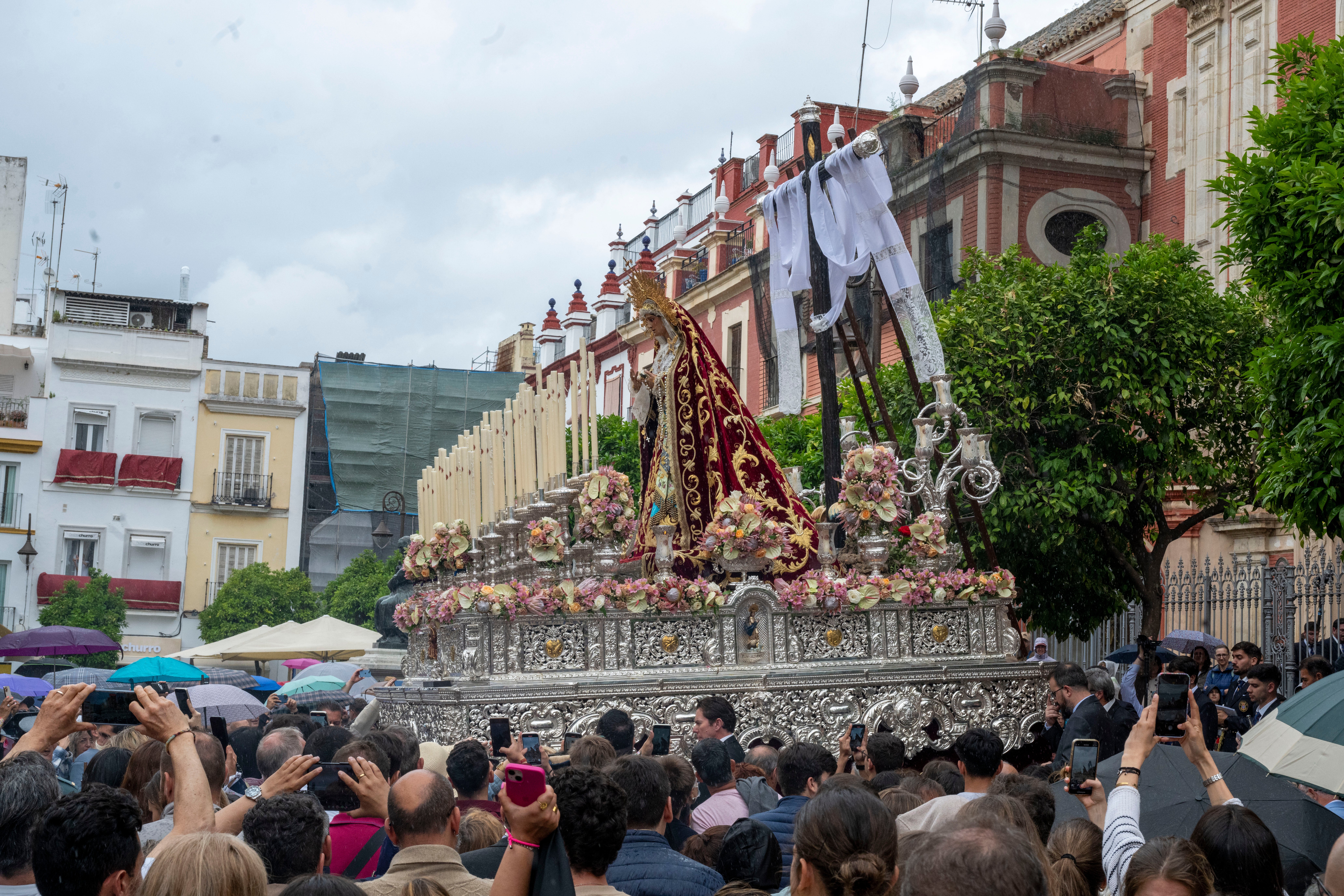 Procesión extraordinaria de la Virgen de los Desamparados de Alcosa, en imágenes
