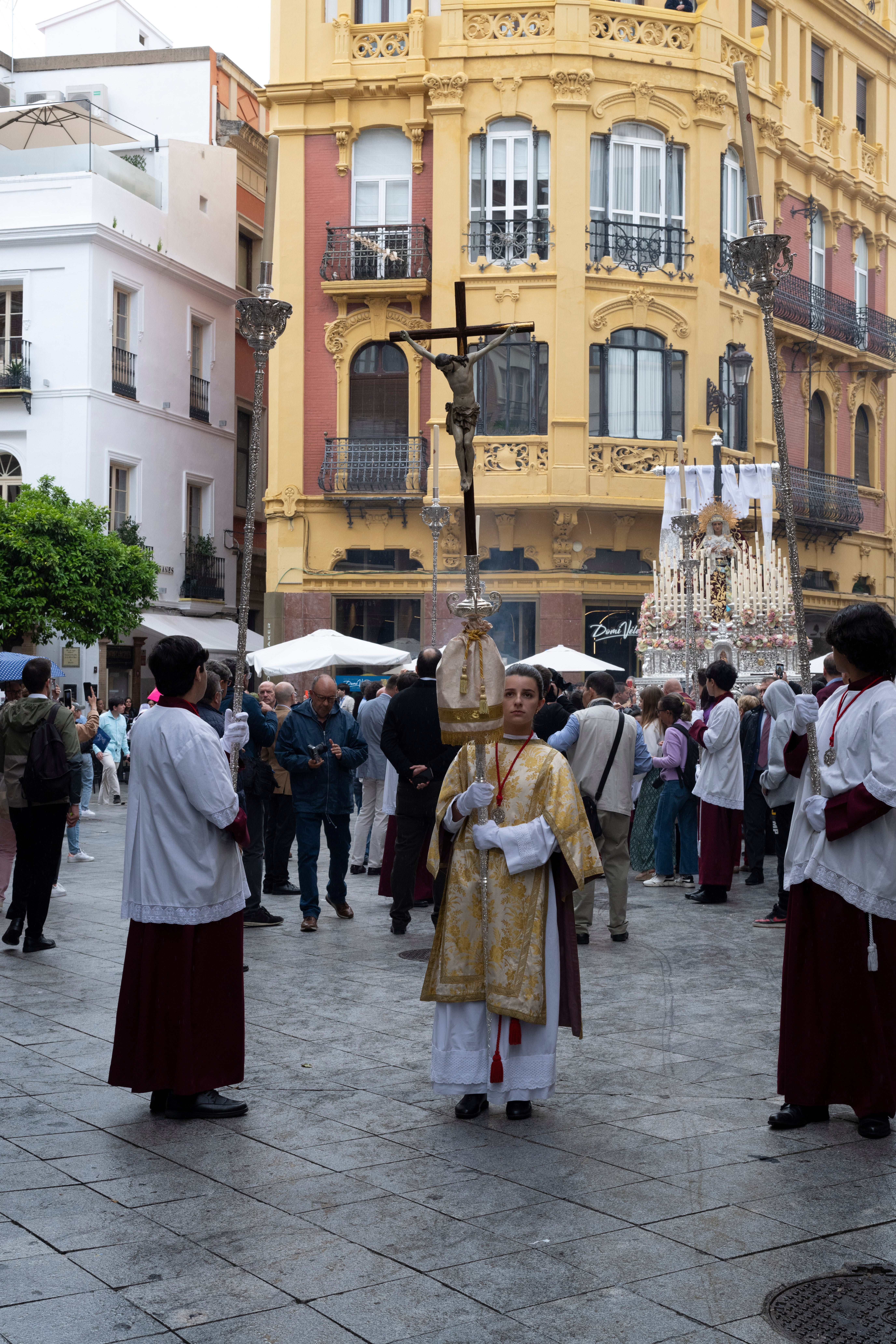 Procesión extraordinaria de la Virgen de los Desamparados de Alcosa, en imágenes