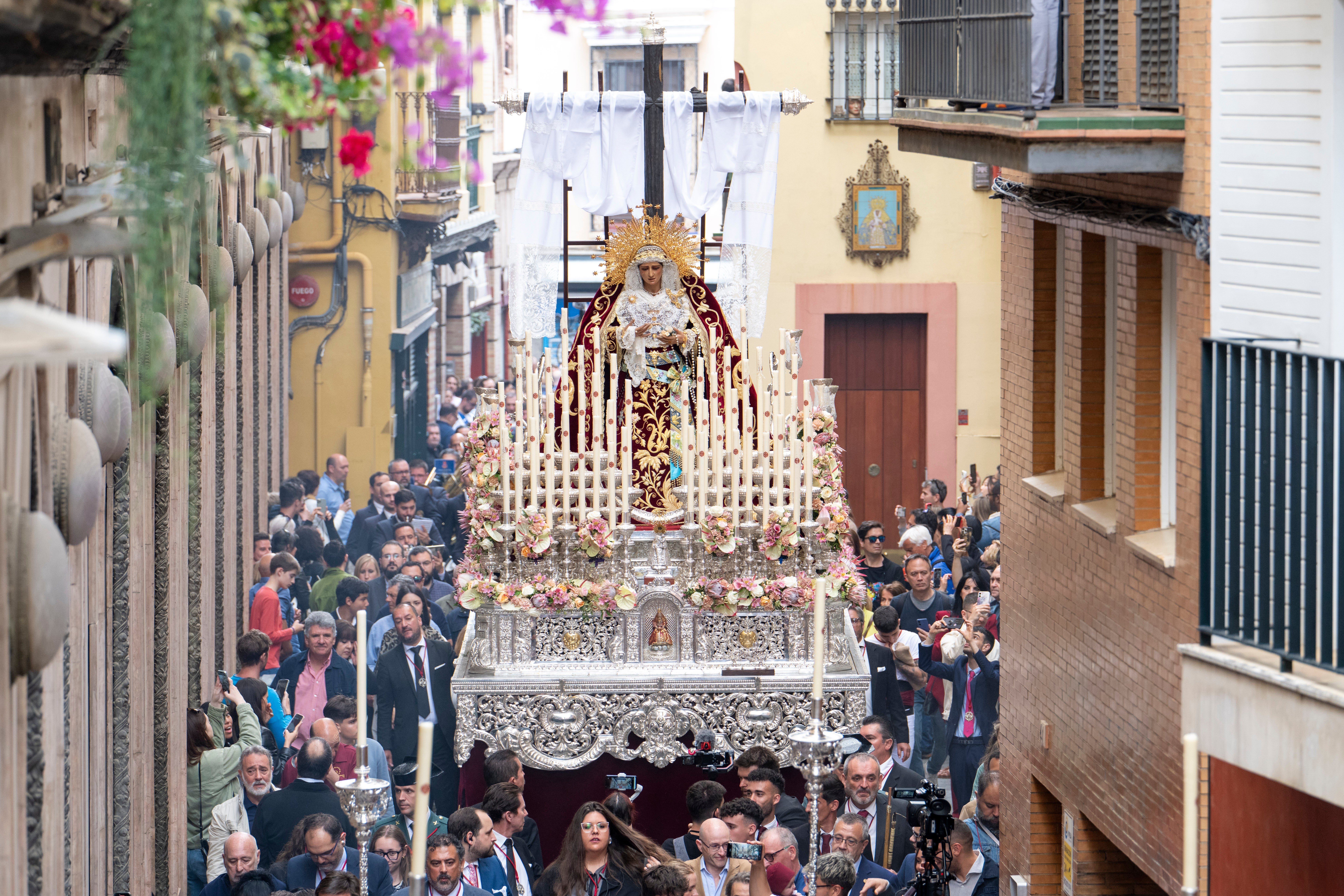 Procesión extraordinaria de la Virgen de los Desamparados de Alcosa, en imágenes