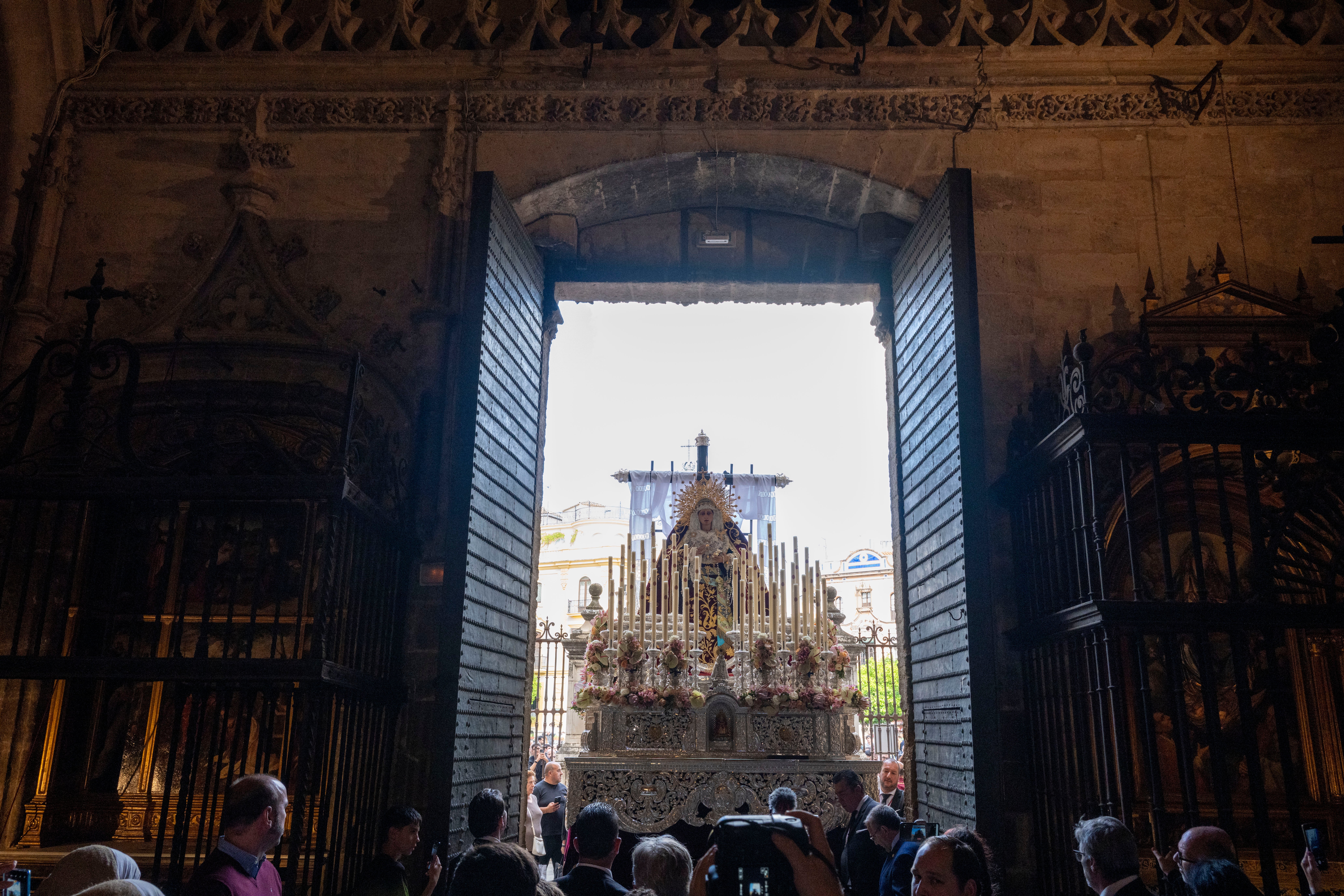 Procesión extraordinaria de la Virgen de los Desamparados de Alcosa, en imágenes