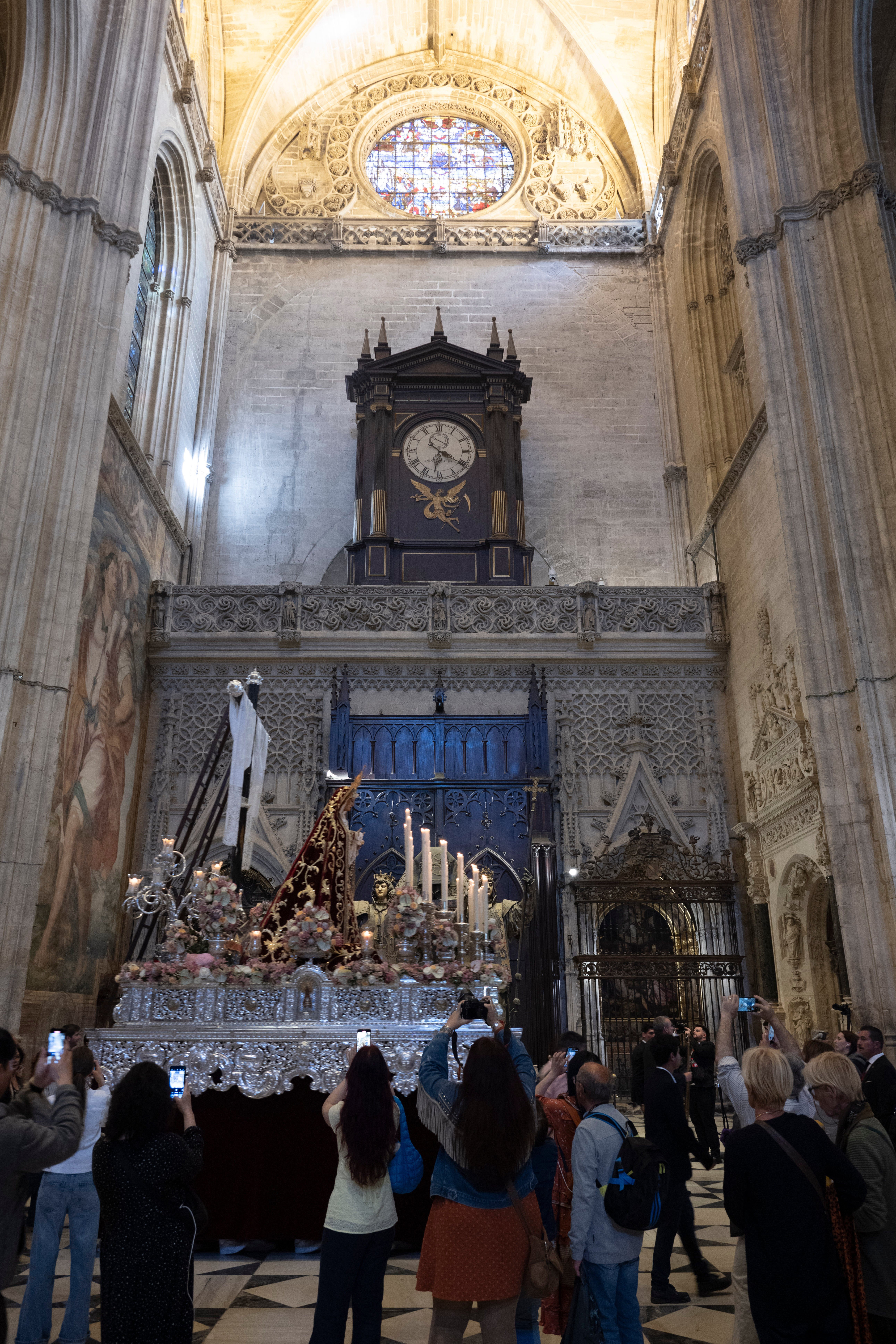 Procesión extraordinaria de la Virgen de los Desamparados de Alcosa, en imágenes