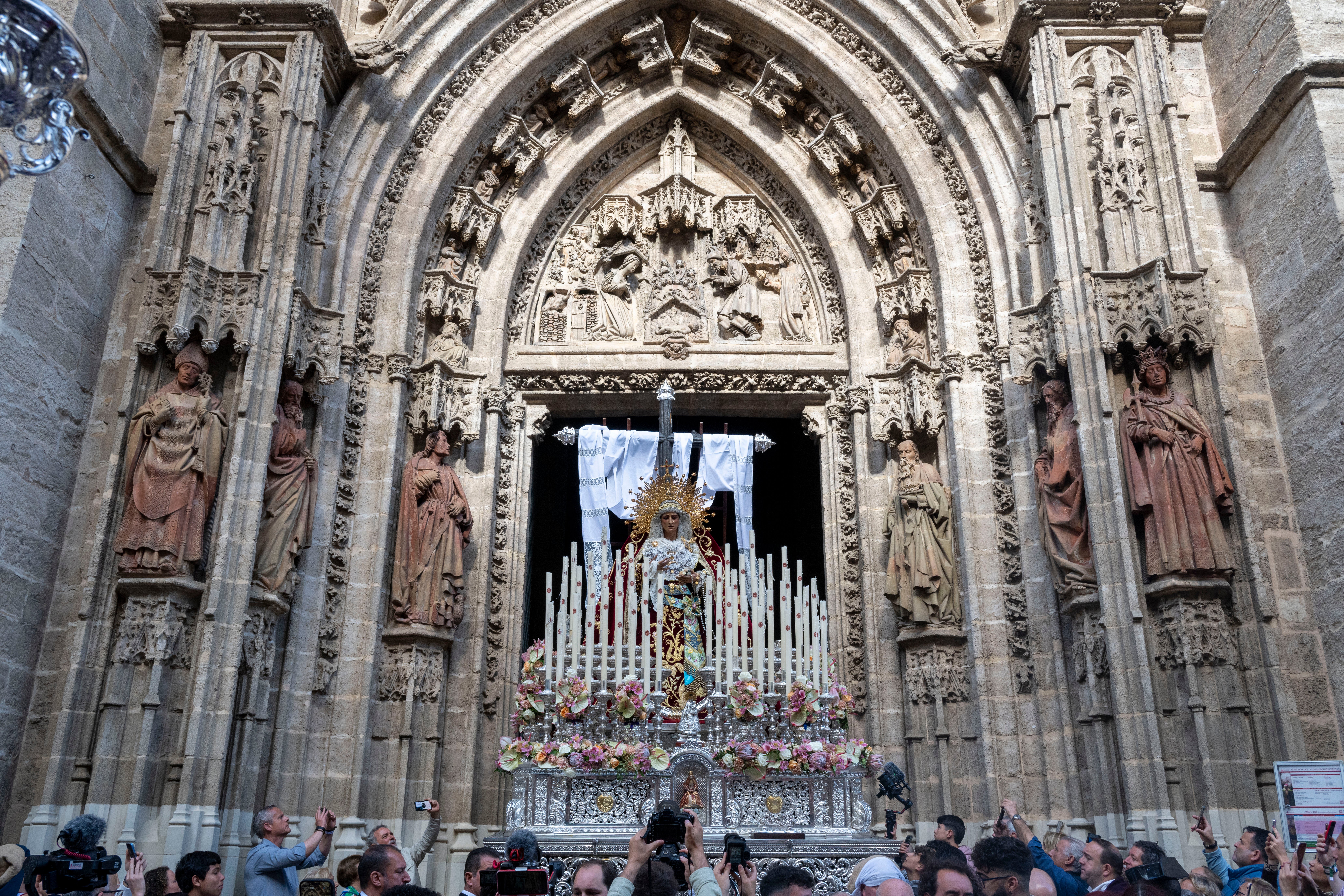 Procesión extraordinaria de la Virgen de los Desamparados de Alcosa, en imágenes