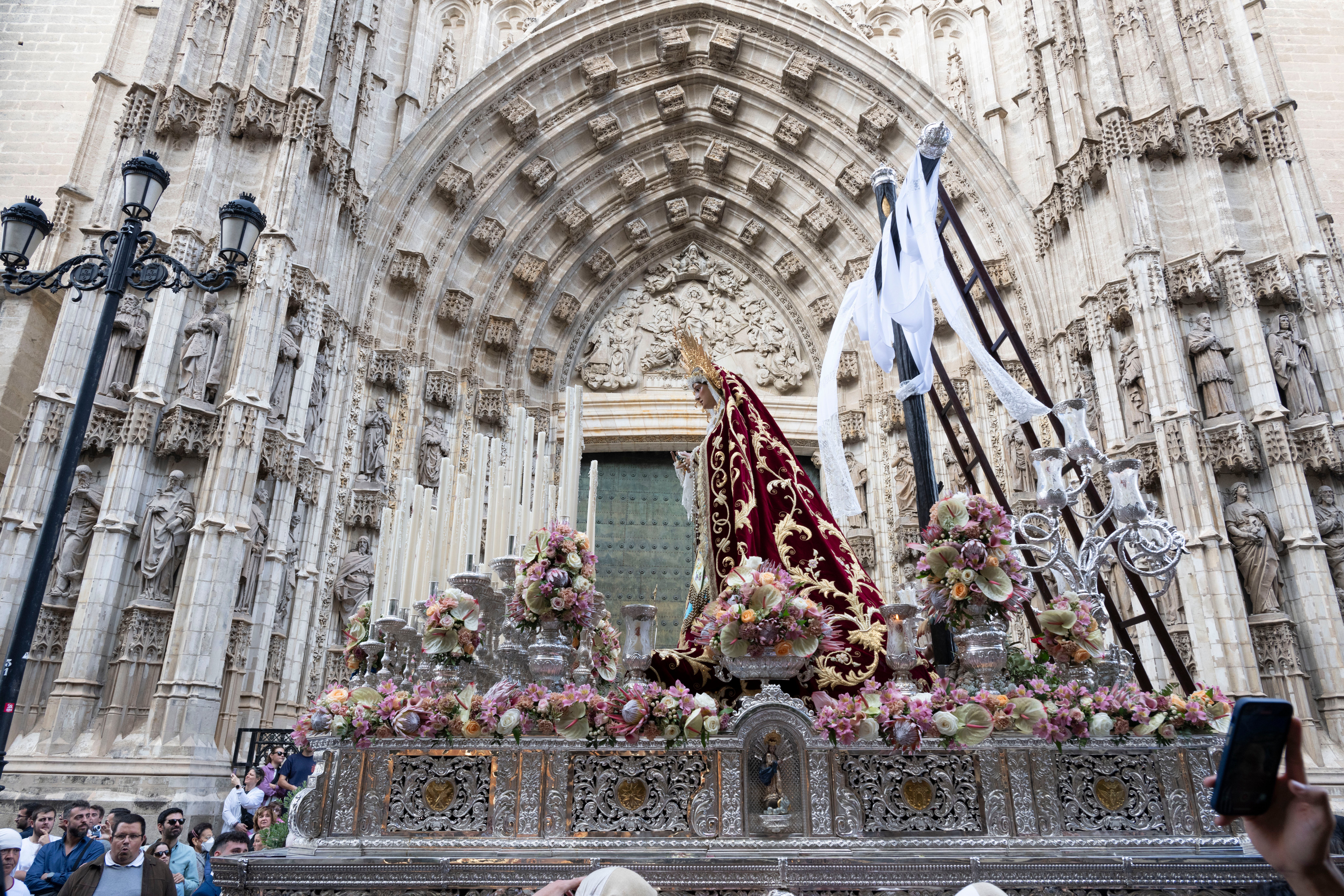 Procesión extraordinaria de la Virgen de los Desamparados de Alcosa, en imágenes