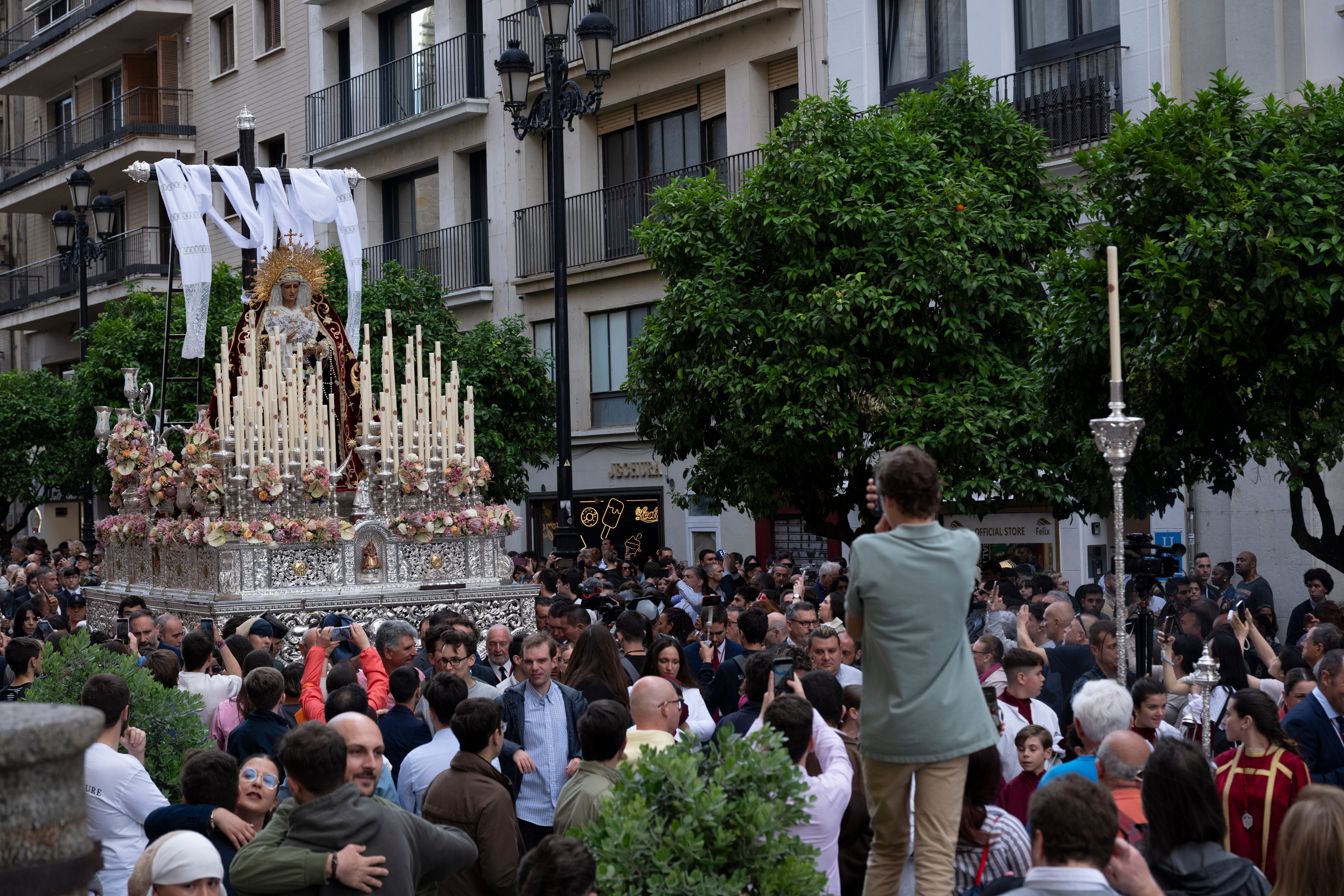Procesión extraordinaria de la Virgen de los Desamparados de Alcosa, en imágenes