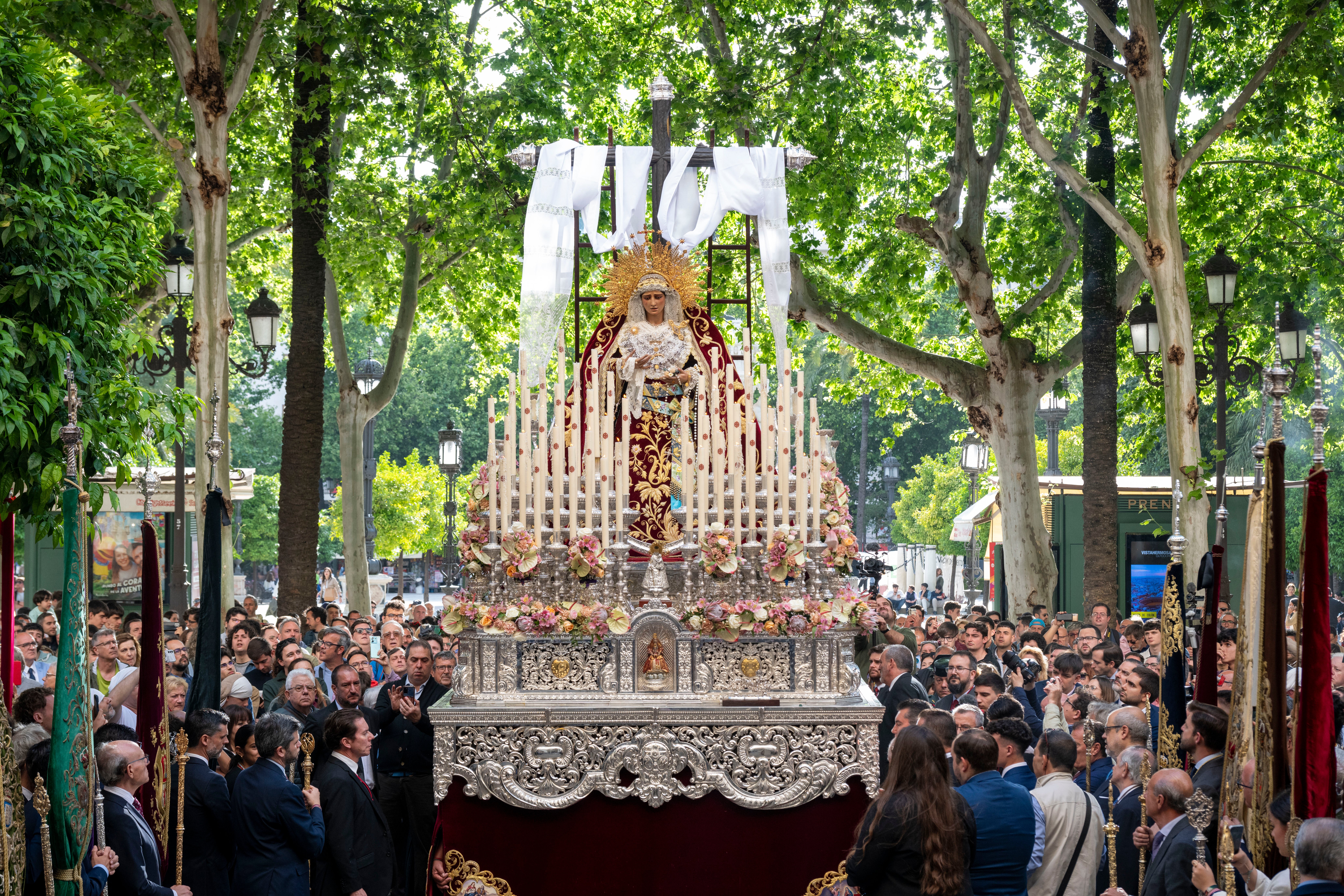 Procesión extraordinaria de la Virgen de los Desamparados de Alcosa, en imágenes