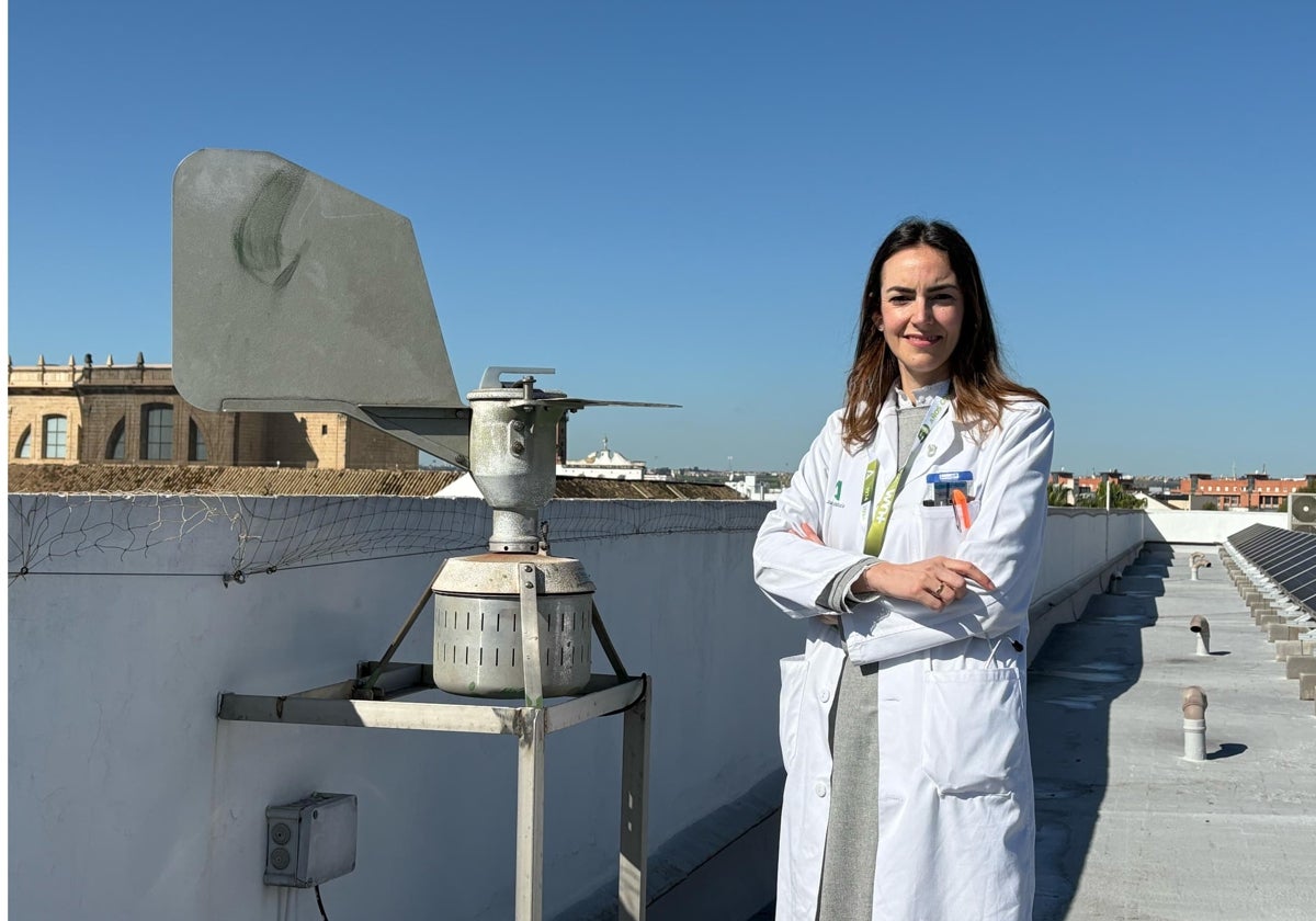 Pilar Lara junto al detector de polen del Virgen Macarena de Sevilla