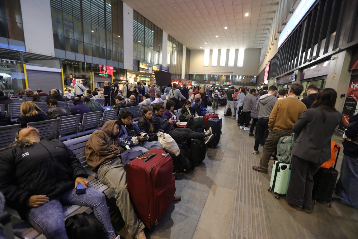 Caos en la estación de Santa Justa de Sevilla