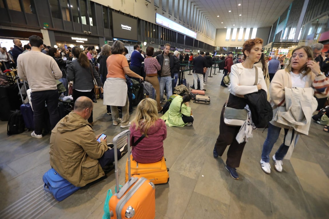 Caos en la estación de Santa Justa de Sevilla