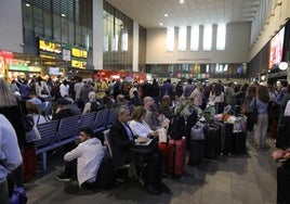 En imágenes, el caos de la estación de Santa Justa de Sevilla por el robo de cable