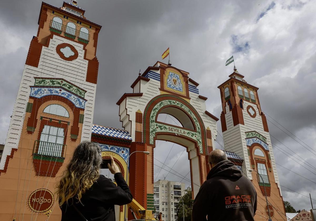 Una mujer fotografía la portada de la Feria de este año