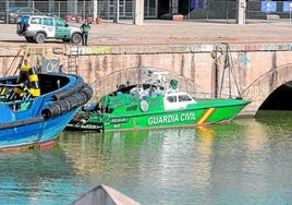 Una embarcación de la Guardia Civil vigila la dársena del Guadalquivir